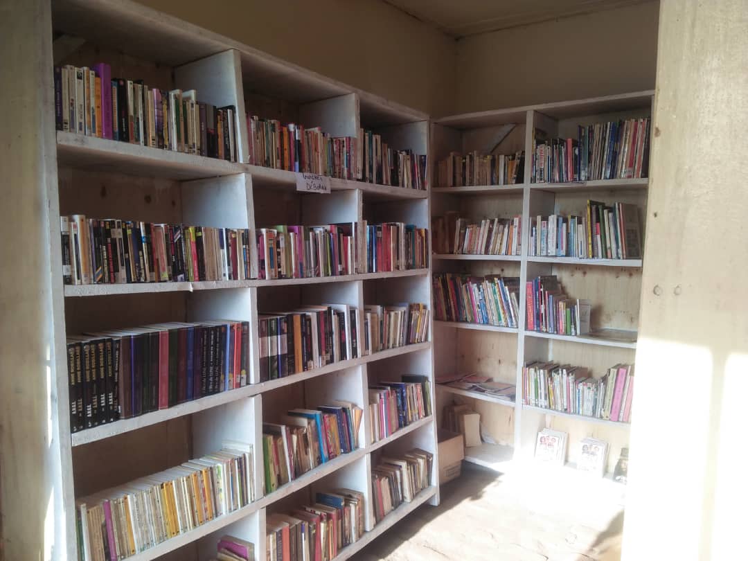 WassyKambale's tweet photo. Il y a une année, la bibliothèque rurale de Kitsombiro n'était qu'un rêve. 
Aujourd'hui, voici ce qu'elle est devenue: Près de 1500 livres, et maintenant une salle de lecture. 
A @Uhuruknowledge, nous avons l'ambition d'installer une bibliothèque rurale dans chaque territoire🇨🇩 https://t.co/9TCbwNwkqD
