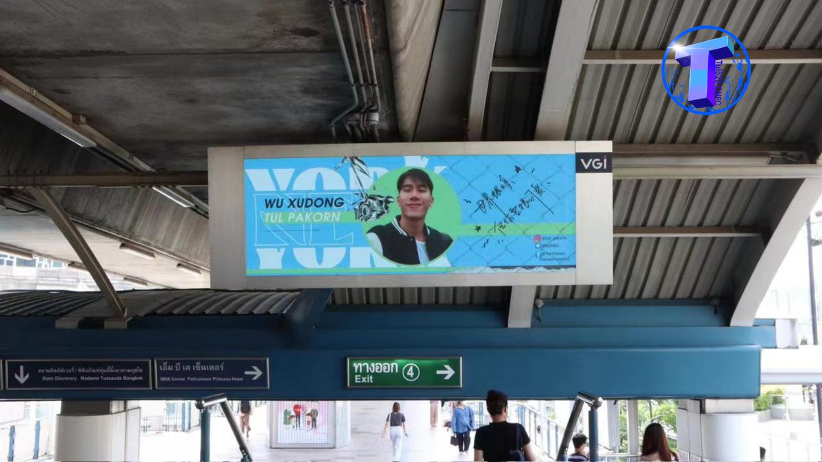 Tul520_CNFC's tweet photo. 🎉Happy graduation to Tul 🎓
BTS E-Poster Horizontal Screen (3 站4屏同时投放）
小站应援返图，National Stadium  站 🌸🌸🌸
时间：5.17~5.23
#Tul_Pakorn
#CongratsTyler_Tul https://t.co/DJzJ4bhB4D