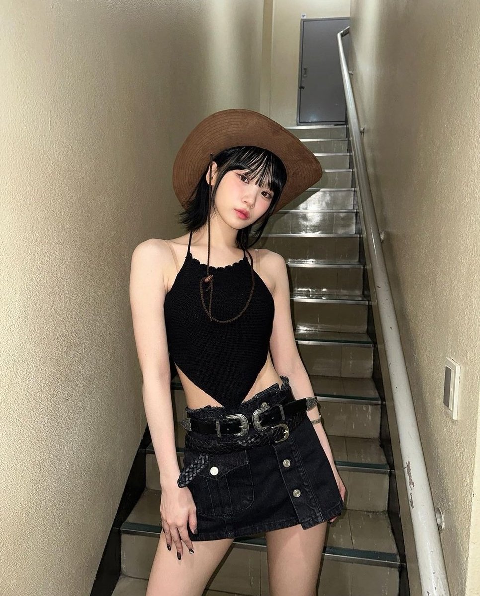 chaaewont's tweet photo. ✨️Throwback✨️ to when I wore this outfit! I felt really cool because of the cowboy hat and a bit cute with the outfit!🤠🌸 Do you all agree with me?ʚ(｡˃ ᵕ ˂ )ɞ https://t.co/mbefF9EH53