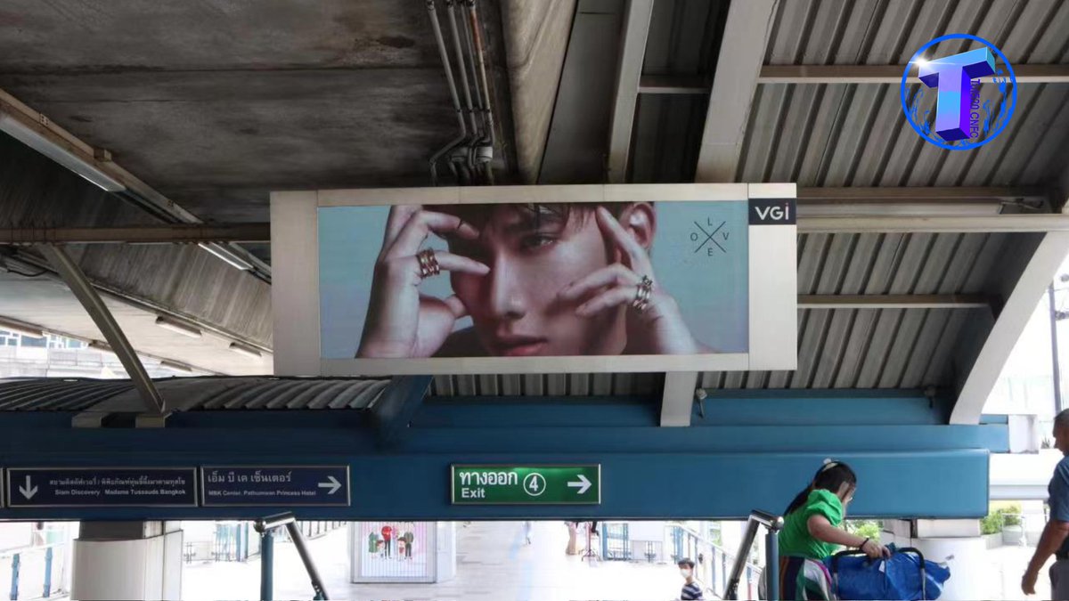 Tul520_CNFC's tweet photo. 🎉Happy graduation to Tul 🎓
BTS E-Poster Horizontal Screen (3 站4屏同时投放）
小站应援返图，National Stadium  站 🌸🌸🌸
时间：5.17~5.23
#Tul_Pakorn
#CongratsTyler_Tul https://t.co/DJzJ4bhB4D