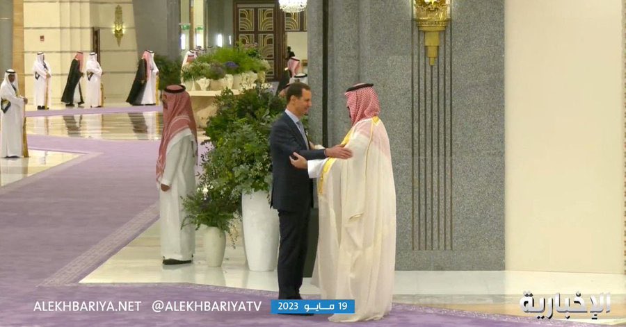 🇸🇾 | Assad de Siria obtiene una cálida bienvenida en la cumbre árabe después de años de aislamiento.
