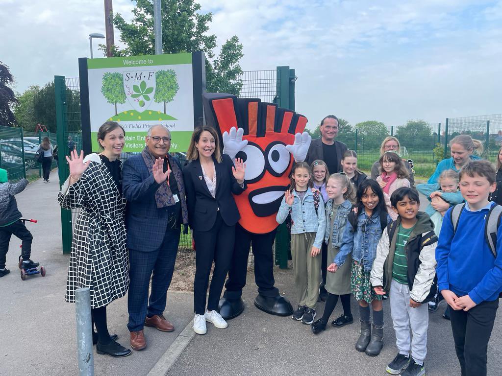 Loved joining parents, pupils and staff from @fields_st with @livingstreets and @OweniteAdam for #WalkToSchoolWeek … such a great way to start the day!