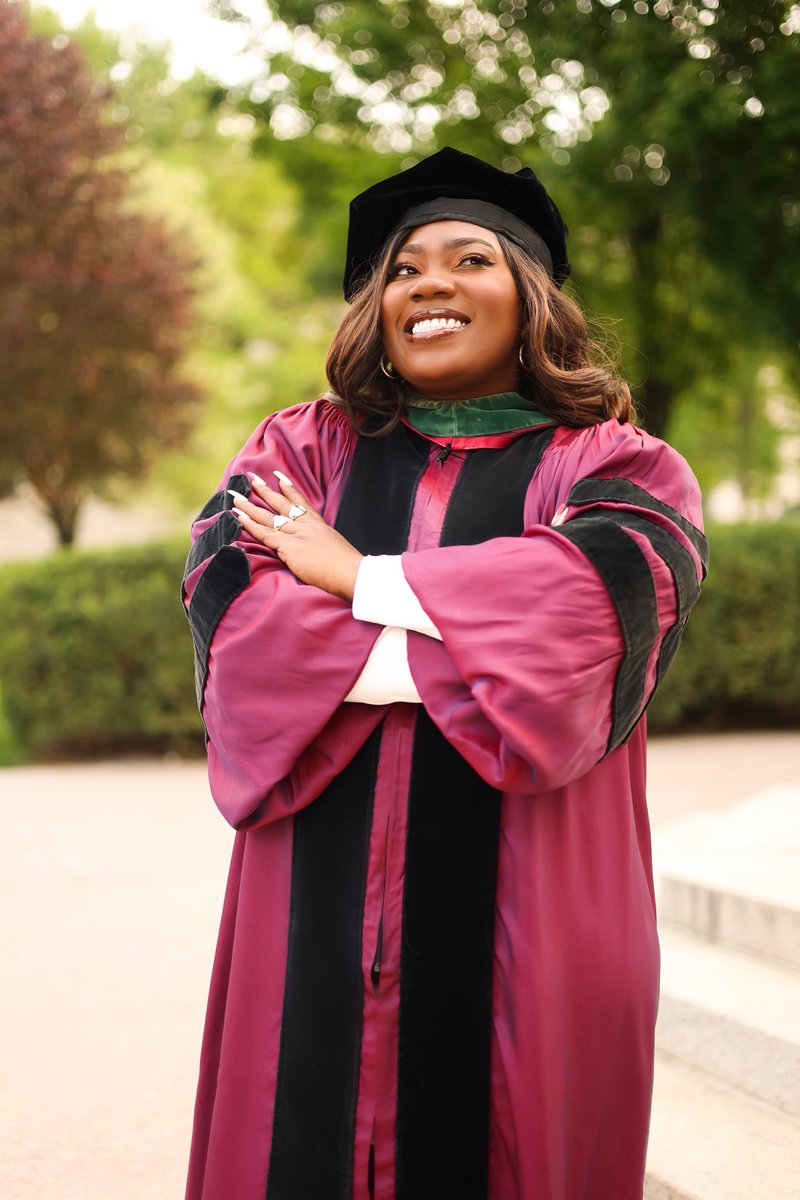 traumaBae's tweet image. Because I loved all my pictures #issaGraduate