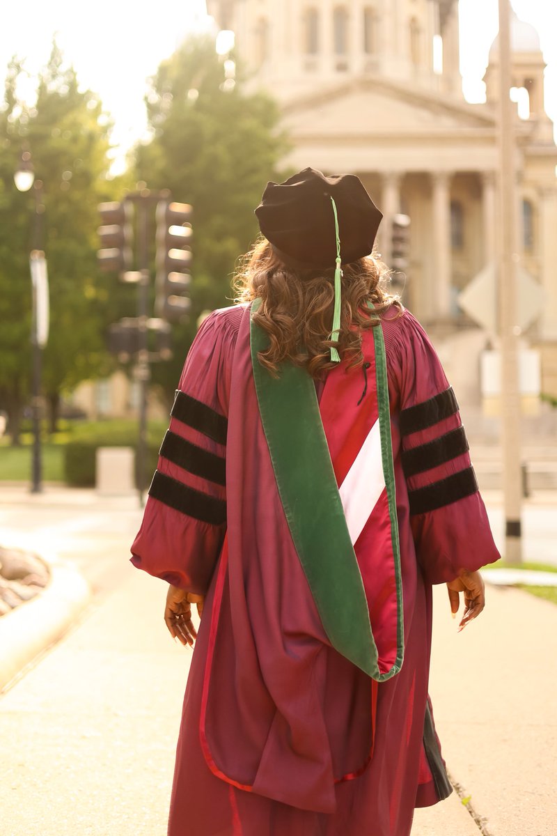 traumaBae's tweet image. Because I loved all my pictures #issaGraduate