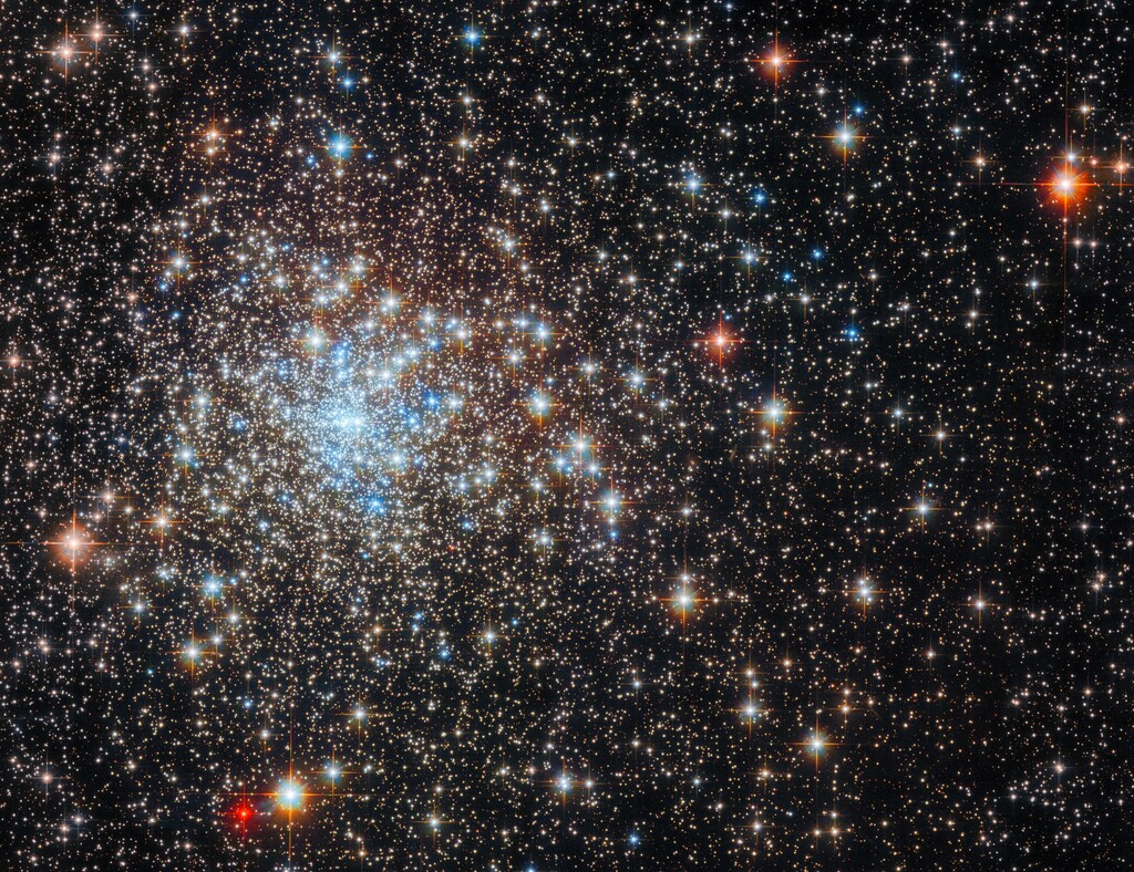 Hubble Peers into a Glistening Star Cluster via NASA ift.tt/gLZpPG1