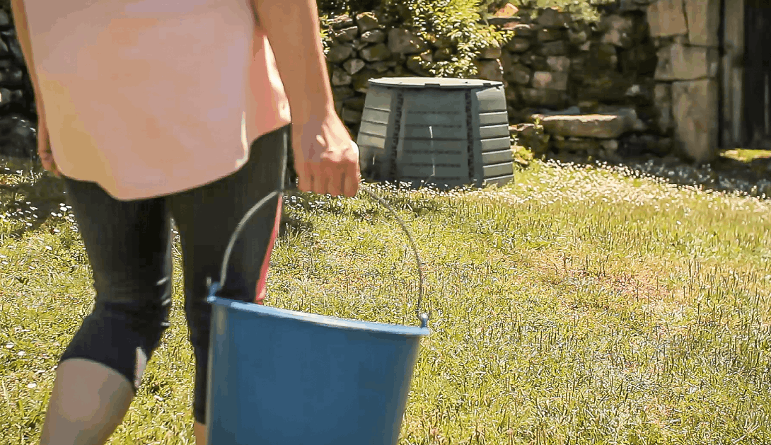 AmigosTierraEsp's tweet photo. 💩Los #residuos orgánicos son una parte muy importante de nuestra basura doméstica y la mejor forma de tratarlos es el #Compostaje ¿Quieres saber más? Te lo explicamos con todo detalle aquí, donde también encontrarás muchos recursos útiles https://t.co/pwSkVX2XCJ https://t.co/BhLALcw3AR