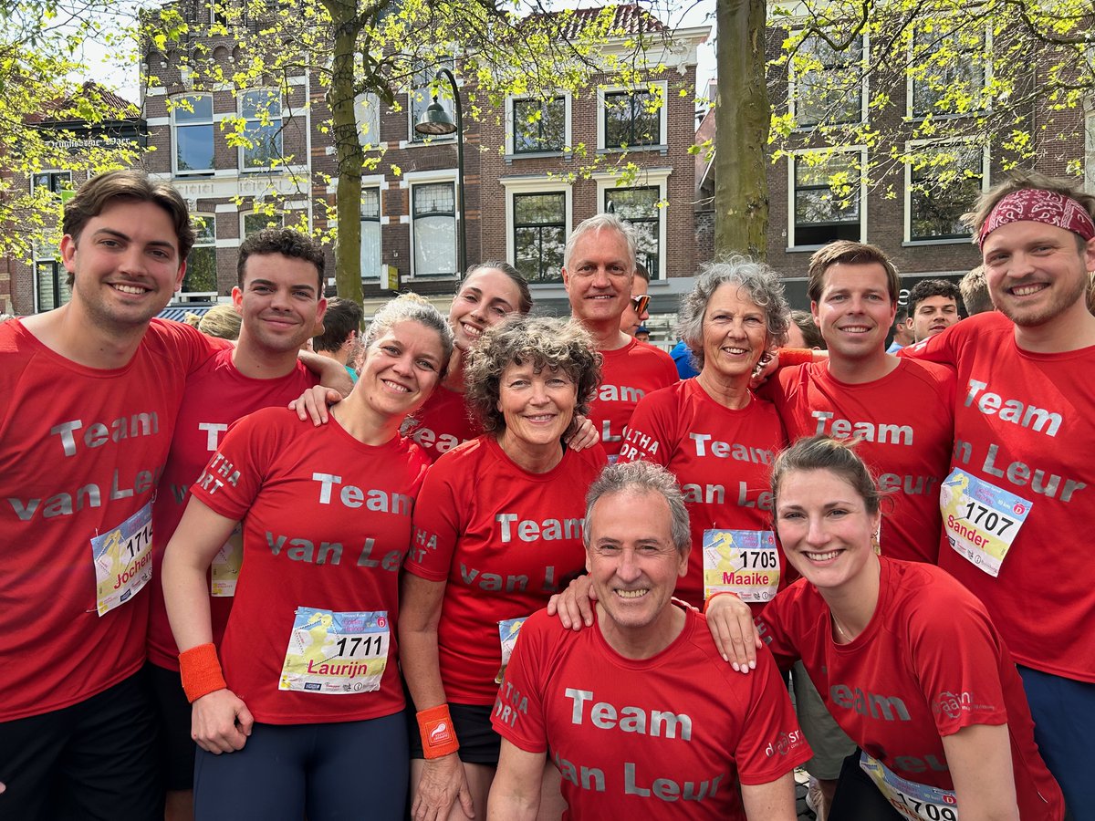 SupCasper's tweet image. Gisteren heeft Team van Leur de Golden Ten in Delft hardgelopen ter nagedachtenis aan Birgit van Leur, die op 9 mei overleed aan de gevolgen van Alvleesklierkanker. Dank aan de familieleden van Birgit, die een prachtig bedrag hebben ingezameld om onderzoek mogelijk te maken!