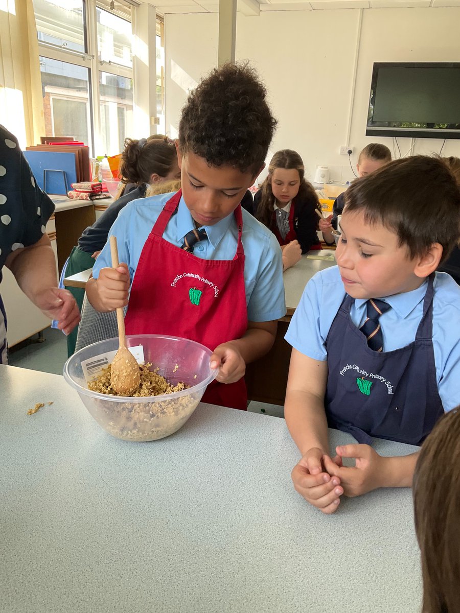 Year 4 have been busy in the kitchen this week exploring healthy foods and sustainability. They decided on honey and raisin flapjacks as a sweet treat, working together and sharing the roles to bake. Well done, Year 4! #wearechefs #foodforlife