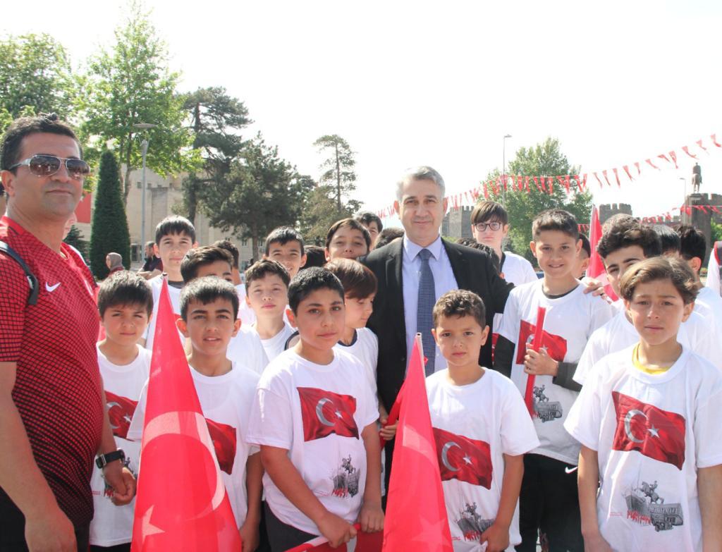 Sayın Kaymakamımız İlhan ABAY, Milli Savunma Bakanımız Sayın Hulusi AKAR ve il protokolü ile birlikte Atatürk Spor Kompleksi'nde düzenlenen 19 Mayıs Atatürk'ü Anma Gençlik ve Spor Bayramı törenine katıldı.
<a href="/kayserivaliligi/">T.C.Kayseri Valiliği</a>
<a href="/gokmen_cicek_/">Gökmen Çiçek</a>
<a href="/ilhanabay23/">İlhan Abay</a>
<a href="/Kocasinann38/">Kocasinan İlçe Milli Eğitim Müdürlüğü</a>