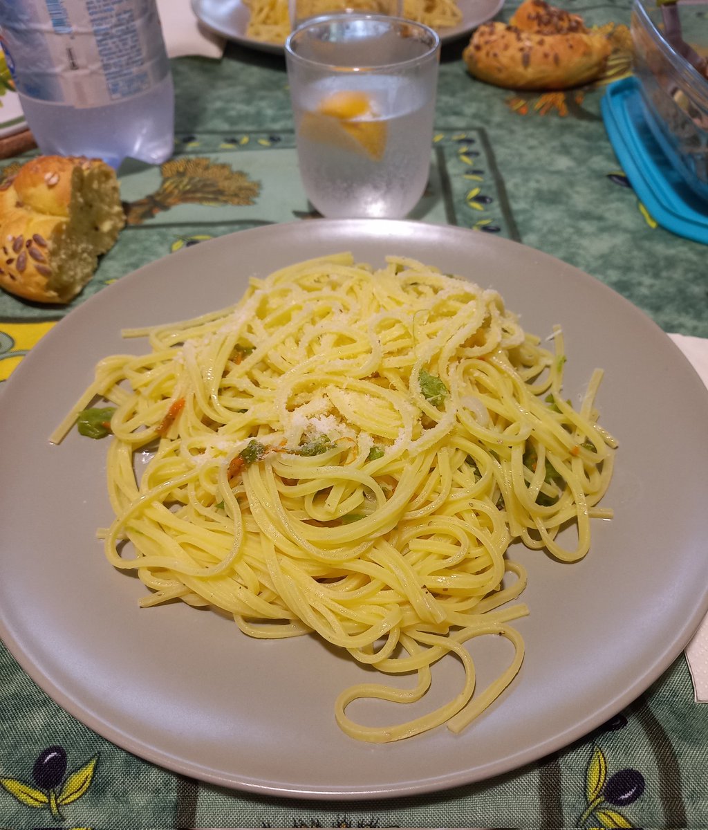 Buon pranzo 🍽
Oggi tagliolini fiori di zucca pepe e parmigiano 🤪