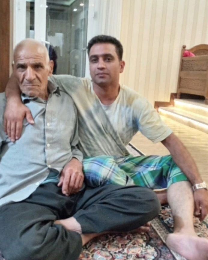 dadban4's tweet photo. این مزار سعید یعقوبی است، خاک مزارش خیس است هنوز، آخر چهارپایه اعدام را بامداد امروز ۲۹ اردیبهشت ۱۴۰۲، به ناحق و ناعادلانه از زیر پایش کشیدند. 

او تک پسر خانواده بود، مادر و پدر پیری داشت، سعید نان‌آور خانه آنها بود.
‌
پیکر سعید صبح امروز در کرد سفلی از توابع استان اصفهان در سکوت کامل به خاک سپردند.

#خانه_اصفهان #سعید_یعقوبی