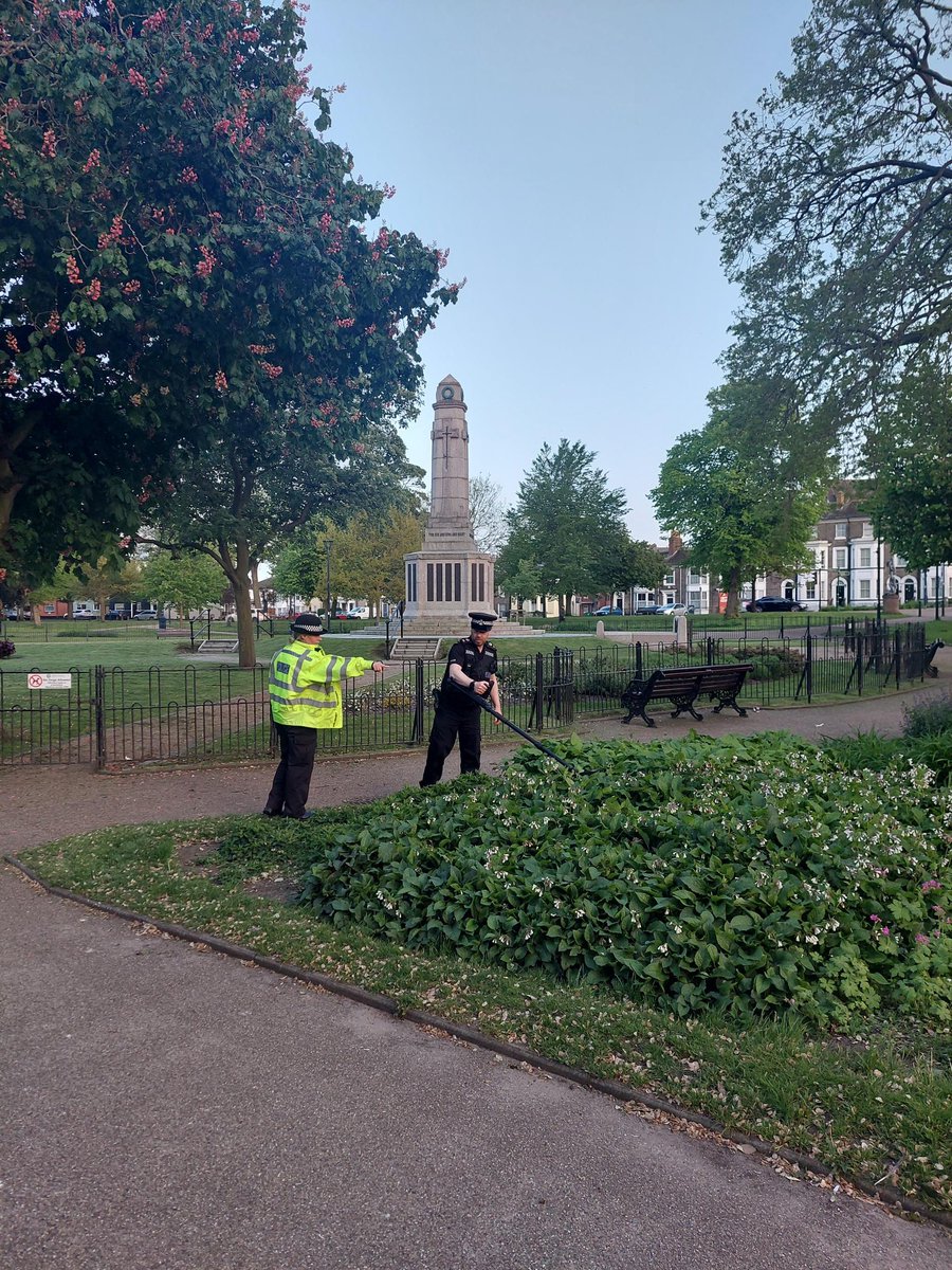 #NorfolkCPT were out in Great Yarmouth yesterday evening doing a weapons sweep of St Nicholas and St Georges Parks as part of #OpSceptre. 

They also conducted hi-vis patrols on King Street, Middlegate, Sackville and the surrounding area, with no issues raised🚶