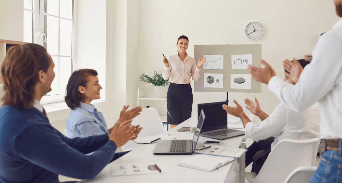 hexapage's tweet photo. 🤔 D'après une étude, 74% des managers pensent vivre une révolution avec le numérique, contre 51% des salariés non-managers. N'ayant pas tous intégré l'hybridation, comment les salariés vivent-ils cette transformation numérique ? L'article 👉 https://t.co/gmll6xSiVb https://t.co/J4xMcWcFQI