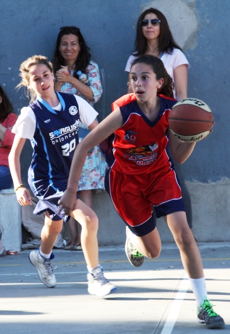 CopaColegial's tweet photo. Coincidencias más que sorprendentes.

Elena Ortiz (@Elena9basket), disputó hace 8 años (2015), el CE Mini con la @FBMadrid, ganó la Pequecopa con @colegio_alameda y fue MVP. 

Este año, se repite la historia con Paula Cortijo. Exactamente, LO MISMO.

#HazteLeyenda https://t.co/8jEFKrPsTQ