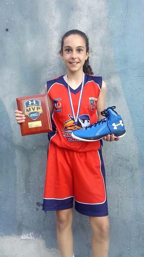 CopaColegial's tweet photo. Coincidencias más que sorprendentes.

Elena Ortiz (@Elena9basket), disputó hace 8 años (2015), el CE Mini con la @FBMadrid, ganó la Pequecopa con @colegio_alameda y fue MVP. 

Este año, se repite la historia con Paula Cortijo. Exactamente, LO MISMO.

#HazteLeyenda https://t.co/8jEFKrPsTQ