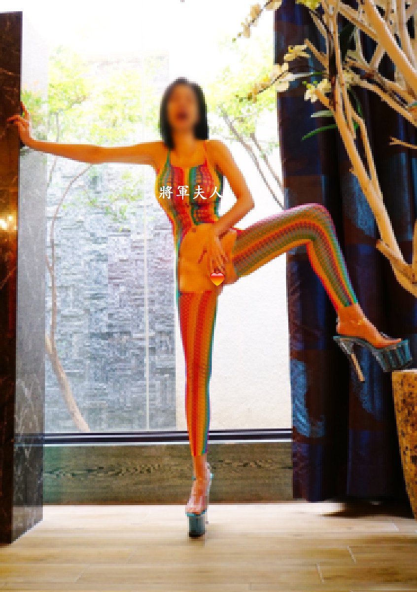 好多痴漢之part3

No4.
國中的某一天，走在路上被怪叔叔掐了一下奶，還露出淫笑說：蠻大的嘛！
（後來氣得要死，氣自己太膽小整個人呆住，應該拿手上的雨傘去追打他。）😤

No5.
某一天又被人從背後，偷摸了我屁股一下，這次我還是什麼都不敢做。😪
（而且對方疑似是補習班的同學）😨

#故事太多
#待續