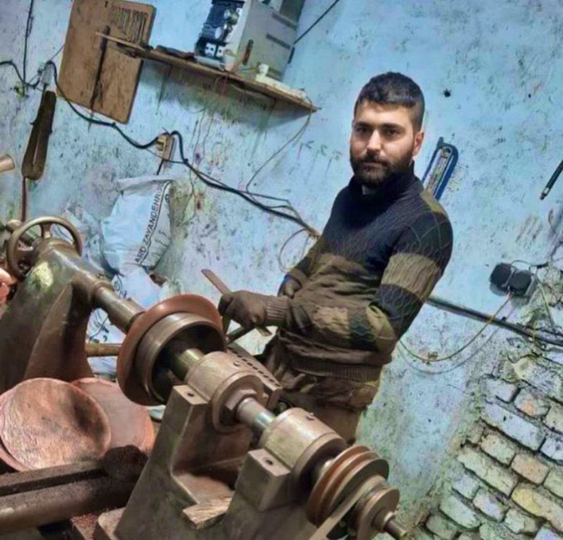 #Iran:
#MajidKazemi verkondigde zijn onschuld vanuit de gevangenis en hekelde de onmenselijke martelingen die hij onderging om een gedwongen bekentenis af te leggen.

Deze 31-jarige arbeider is vanochtend opgehangen door het criminele regime van de mullahs.
Rust zacht Majid💔🕯️🖤