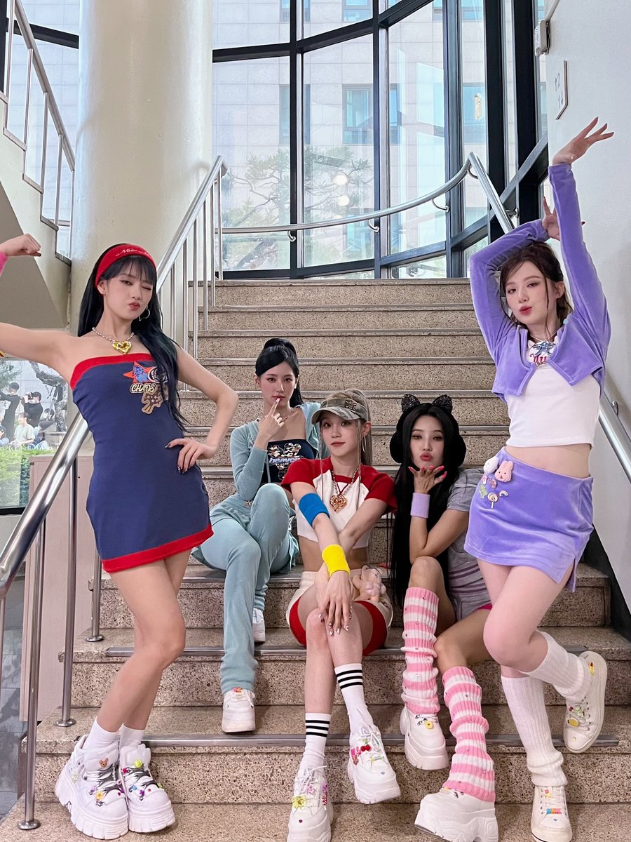 [📸] 230519 @ #뮤직뱅크

'#퀸카 (#Queencard)’로 네버랜드의 마음을 사로잡은 완벽한 무대 😘
오늘도 네버랜드의 많은 사랑과 응원 덕분에 에너지 가득한 무대를 만들 수 있었어요 🫶

#여자아이들 #GIDLE
#I_feel