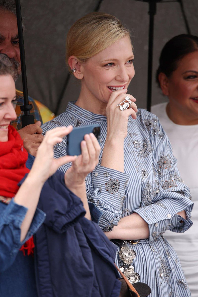 ff_blanchett's tweet photo. I want to hug her 💕💕 https://t.co/ORPl46uVzO