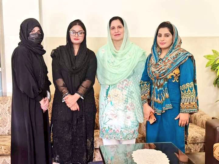 GhaisAslam's tweet photo. : باغ: ضمنی الیکشن وسطی باغ میں پیپلز پارٹی آزاد کشمیر خواتین ونگ بھی محترک، 
صدر نبیلہ ایوب ، سیکرٹری جنرل افرا شہزادی ، مہوش نزیر وائس پریزیڈنٹ،  ڈپٹی جنرل سیکریٹری فائزہ گلفراز ، کا الیکشن کمپین کے دوران گروپ فوٹو.
@AseefaBZ @BakhtawarBZ https://t.co/u0shPSk12r