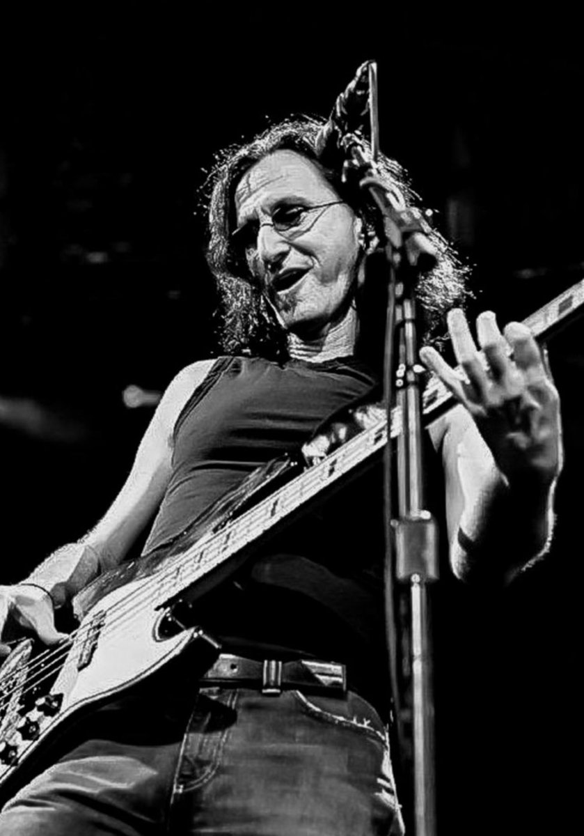 Sun☀️dogs fire on the horizon 
Meteor rain stars across the night
This moment may be brief
But it can be so bright 🌟

Hope is epidemic 
Optimism spreads
Bitterness breeds irritation 
Ignorance breeds imitation…

#RIPNeilPeart 
Happy Geddy Friday #RushFamily @RushFamTourneys