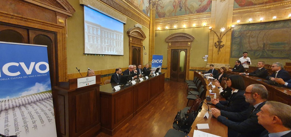 AISOfficial_ITA's tweet photo. Alla #gncvo di #aisitalia Federica Spadotto, storica dell’arte di rilievo internazionale, specializzatasi nei generi del paesaggio e della veduta, ha illustrato in maniera coinvolgente alcune opere sul ruolo fondamentale del paesaggio all’interno del patrimonio culturale italiano https://t.co/rvs3XUWTdY