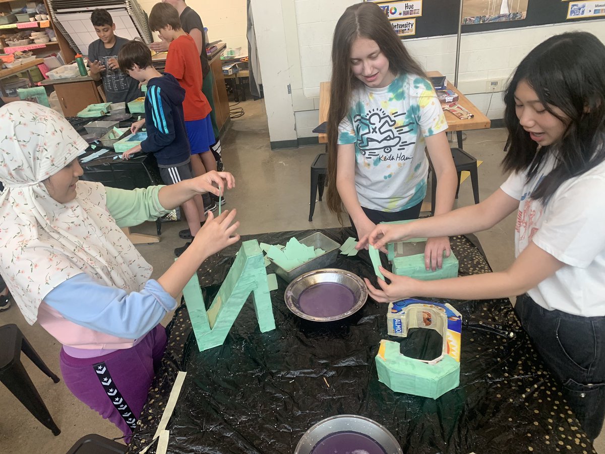 KatieHosbach's tweet image. 6th gr artists are having a blast with #papermache making letters out of cereal boxes! Next step=PAINT 🎨 @SmithKnights #tsdthinkers #tsdart #yougottahaveART