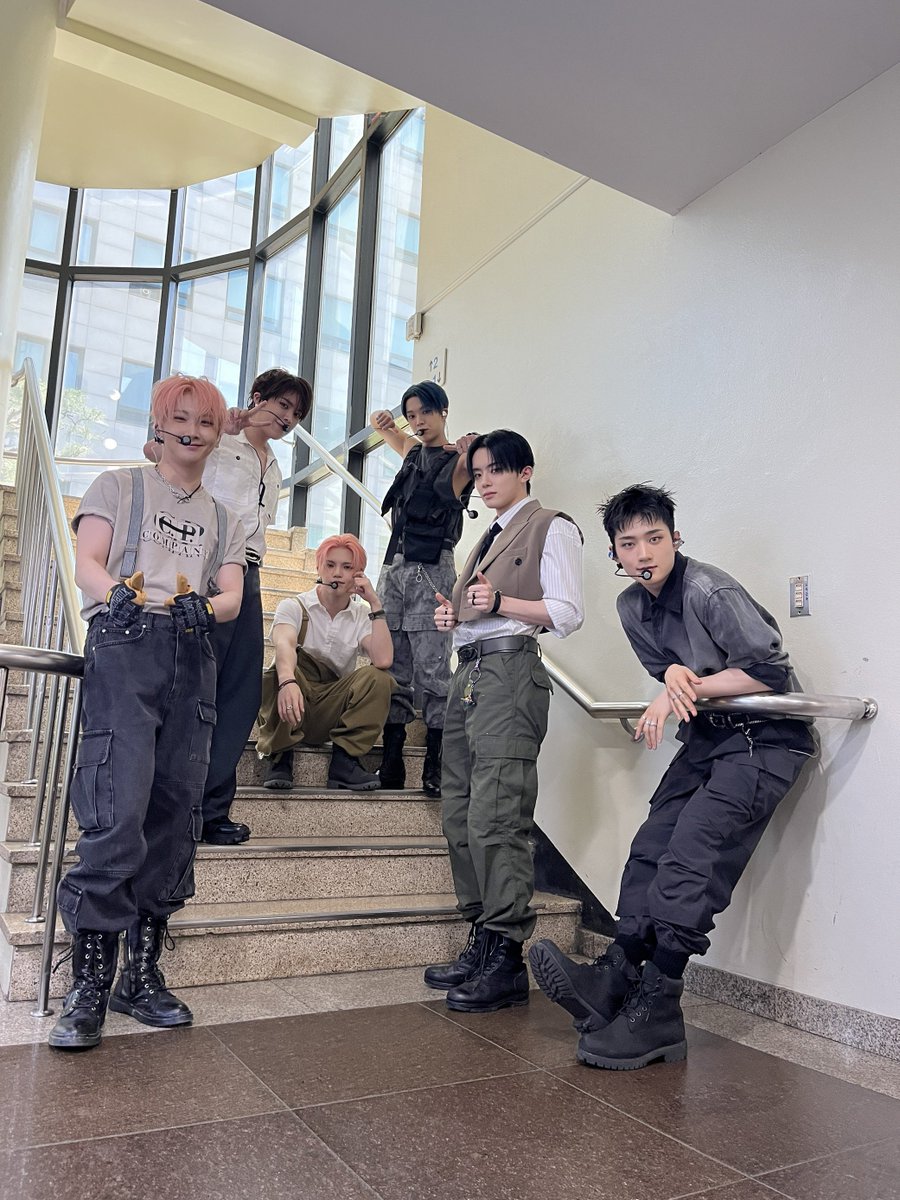 [📸]
2023.05.19
@ KBS2 #뮤직뱅크

오늘도 베러들과 함께
크랔댓 무대 멋지게 완료🫡❤️‍🔥

#베리베리 #VERIVERY #VRVR
#Liminality #EP_DREAM
#Crazy_Like_That