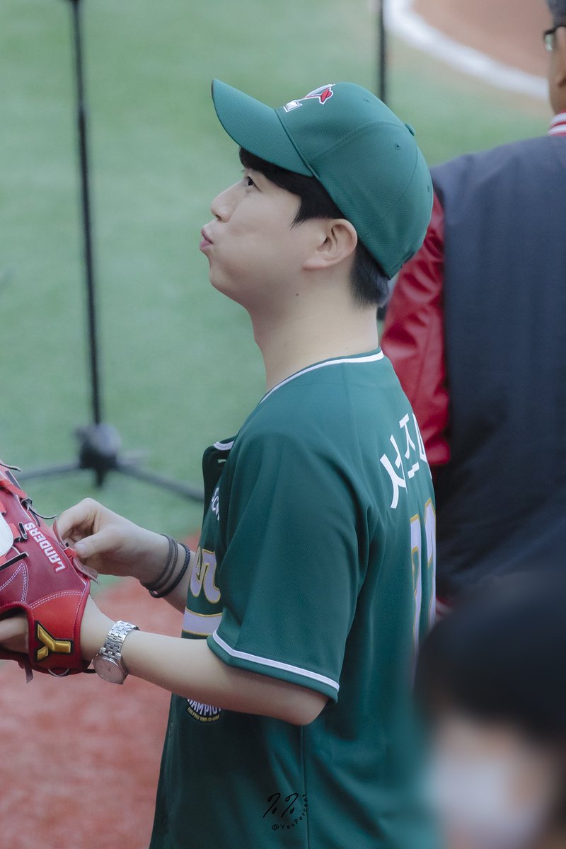 YesPercent's tweet photo. 230512 SSG vs 한화전 시구 

HQ
소타 役 #정주원 성우님 

긴장의 볼빵빵

#스즈메의문단속
#SSG랜더스 #성우정주원 https://t.co/AFuSZnx4mn