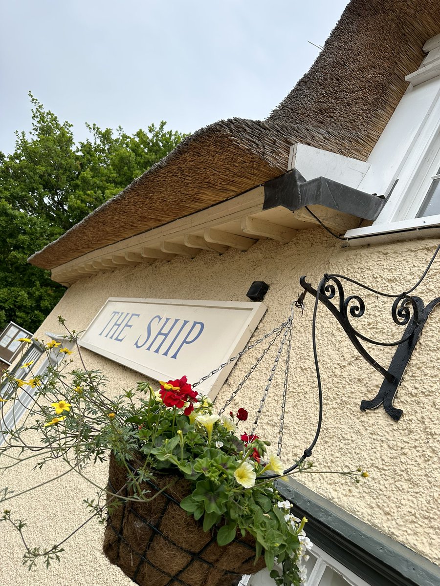 debeninns's tweet photo. Great to see the #summer baskets rolling out around our inns. Thanks to @Katies_Plants for a great service & product again π #buttandoyster #foxinn #KingsHead #levington #melton #pinmill #riverdeben #riverorwell #shipinn #Suffolk #wilfordbridge #maybushinn #swaninn https://t.co/bC6cPG6iXP