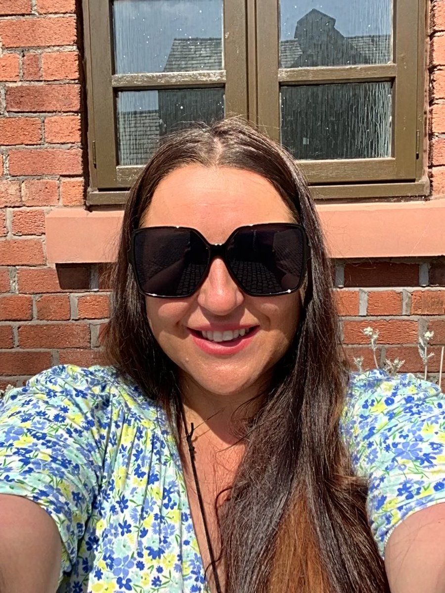 Dani Lally 💛 tweet media