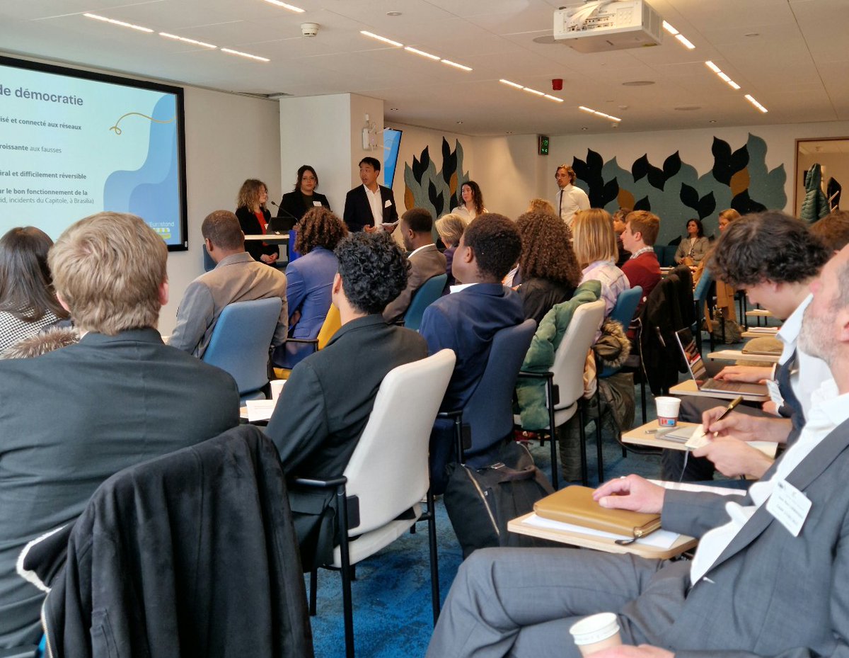 sciencespo's tweet photo. Félicitations aux élèves du #ScPolicyLab pour leur engagement 🇪🇺 !
Ils ont brillamment relevé les défis soumis par la Commission européenne @UEFrance : comment lutter efficacement contre la désinformation en ligne ? Comment renouveler le sentiment d’appartenance européen ? https://t.co/2Duh7o1xxQ