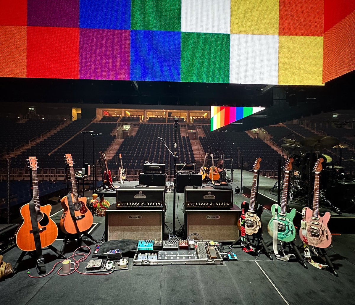 DaveKilminster's tweet photo. Thank you Berlin, for two fun shows!! ✨🇩🇪 ✨

Also HUGE thanks to @paolettiguitars, @Montysguitars, @DaddarioandCo, @MatonGuitars, @MartinGuitar, @Brunettiamps, @Dan_TheGigRig, @strymon, @ThorpyFx, @jimdunlopusa, @OriginEffects, @JRockettAudio, @Xoticusa, &amp; @dawnerprince ♥️🙏 https://t.co/QG19cq9F6a
