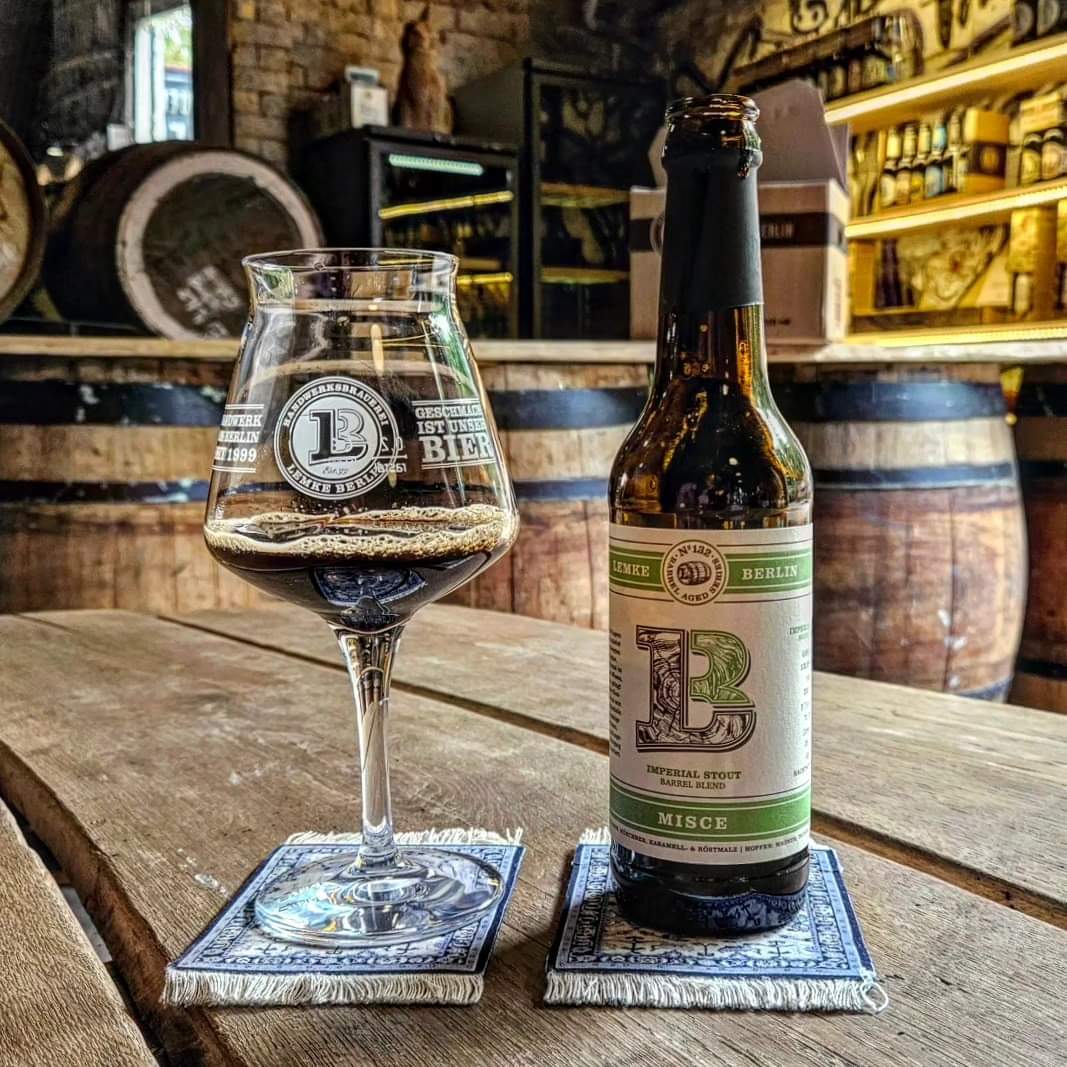 brunnenbraeu's tweet photo. Lemke – Misce – Imperial Stout – Barrel Blend (****) 12,5%

#beeronthecarpet 

#lemke #misce #imperialstout #barrelblend #barrelaged

#biertourberlin2023 https://t.co/MuBVDk8u2J