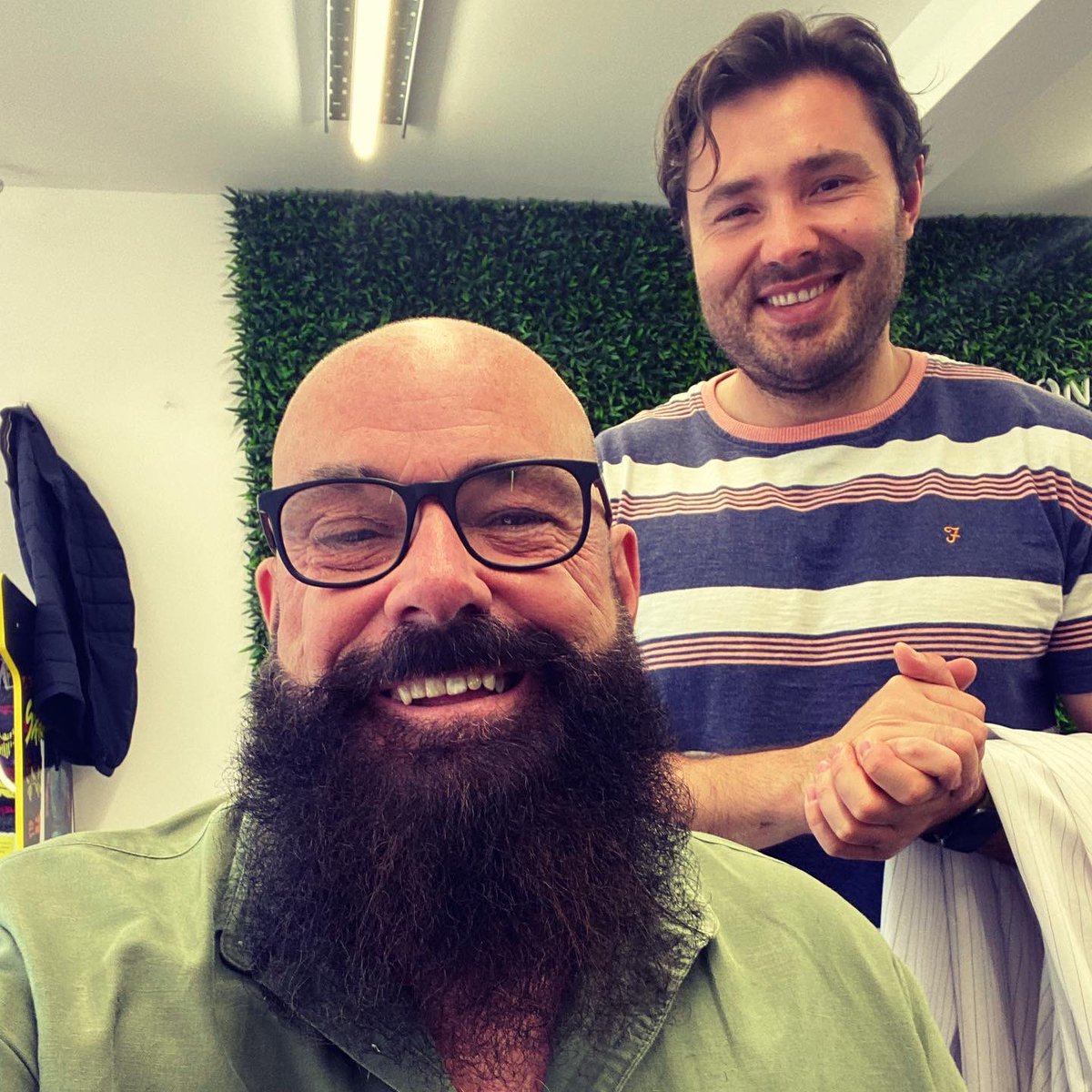 social_darren's tweet photo. Its #BeardShave day 💈🧔🏻♂️🇷🇴
#supportlocalbusiness
Have a great weekend twitter fam, what ever you’re doing enjoy!
https://t.co/dlIIiYs2hX 👈 https://t.co/SnfSyb5O8p
