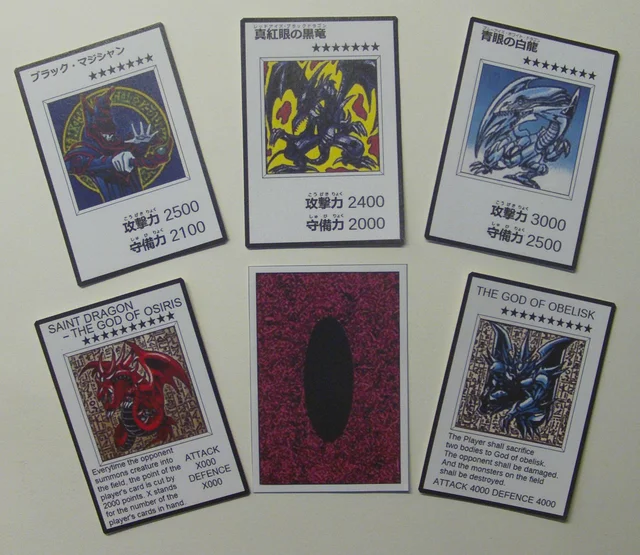 EuroF3R's tweet photo. Día 2 luchando por lo justo #YuGiOhMangaEsp y os lanzo una curiosidad bien curiosa:

¿Sabías que…? en el Manga de Yu Gi Oh, las cartas tiene un diseño totalmente diferente. Como vemos el reverso de la carta recuerda mucho a la baraja de un Naipe de la bajara inglesa. https://t.co/dWRKXmNEjr