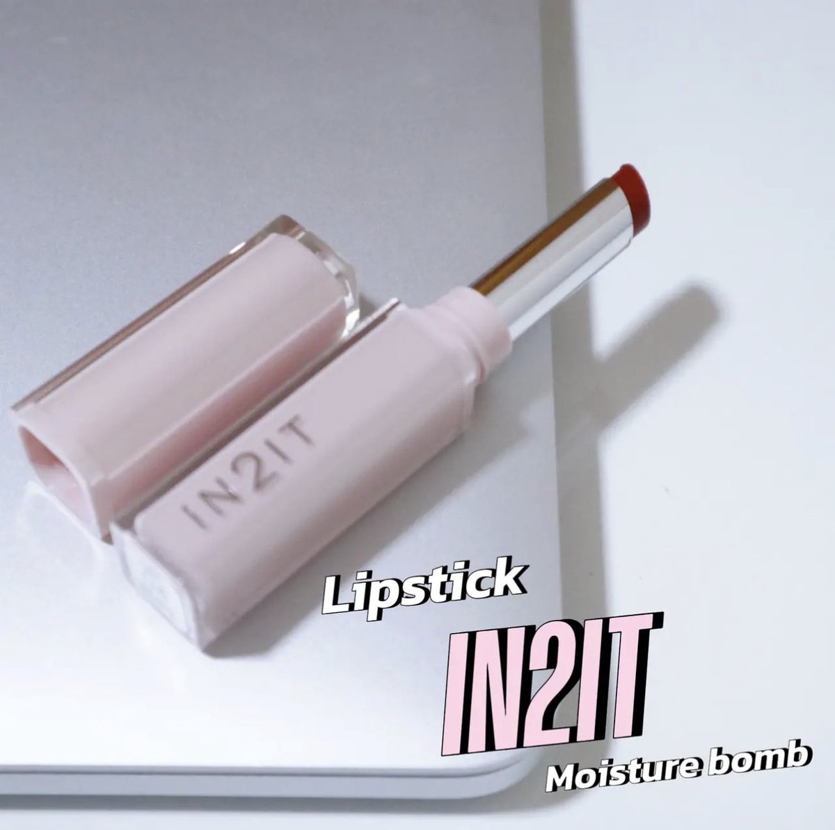 thinking_jk's tweet photo. ลิปตัวดังตอนนี้ #ไม่มีไม่ได้แล้ว #รีวิวลิปln2lt  รุ่น Moisture Bomb Lipstick #MB04 ตัวนี้เป็นลิปบาล์มเนื้อฉ่ำเว่อร์ นุ่มลื่น ทาแล้วปากไม่ซีดสีสวย ปากดูอิ่มไม่มีแห้ง บำรุงขั้นสุด  จะทาเป็น everyday looks ก็เลิศ หรือจะทาตอนไม่แต่งหน้า หน้าก็ไม่เป็นศพแน่นอนจ้า พิกั�� : #EVEANDBOY https://t.co/OYcYY0itCE