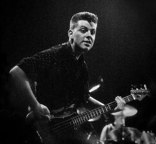 LuizThunderbird's tweet photo. Acordei com a triste notícia da morte de Andy Rourke, baixista da banda The Smiths. Aos 59 anos, não resistiu ao câncer de pâncreas. Que doença terrível!
Suas linhas de baixo maravilhosas ficarão para sempre comigo. https://t.co/MIkx1TDuVn