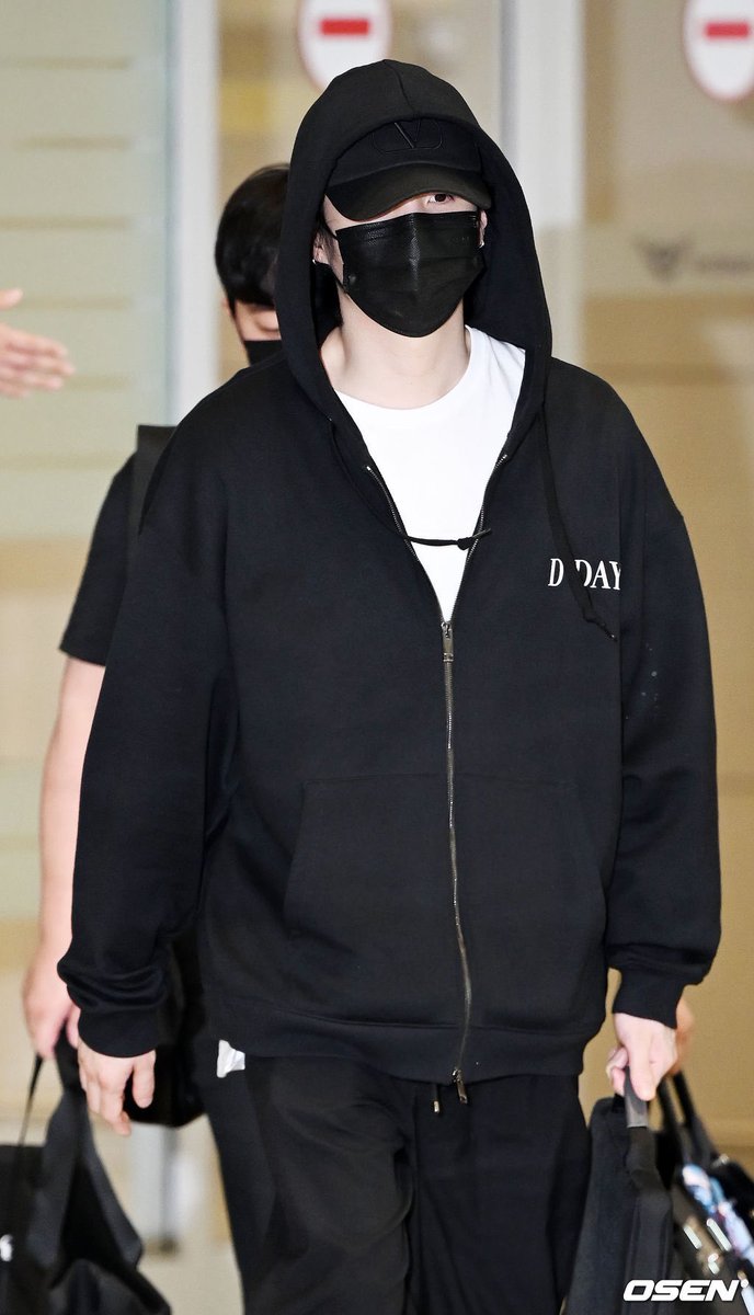 MINSUGAHQ's tweet photo. [#SugaHQ_Update] SUGA has safely arrived back in South Korea after completing the U.S leg of his #D_DAY_TOUR 

Upcoming schedule in Seoul:
May 20 — Special offline event "D-DAY: Movie Night" [6PM KST]
May 20 — Video Call Fansign [8:30PM KST] https://t.co/83z6cSaIyp