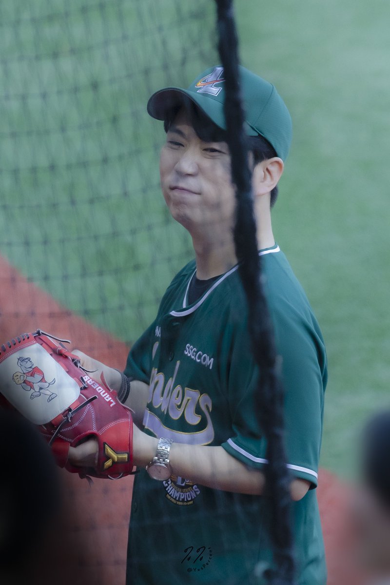 YesPercent's tweet photo. 230512 SSG vs 한화전 시구 

HQ
소타 役 #정주원 성우님 

긴장의 코찡긋

#스즈메의문단속
#SSG랜더스 #성우정주원 https://t.co/JyYH6EEwHq