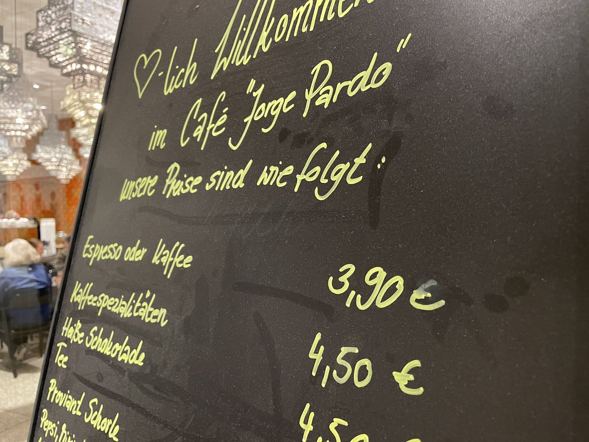 Im staatlichen Museum #NeueNationalgalerie in #Berlin kostet ein Espresso 3 Euro 90. Die Dauerausstellung beschäftigt sich übrigens u. a. mit der Inflation der 20er-Jahre. 1920er.