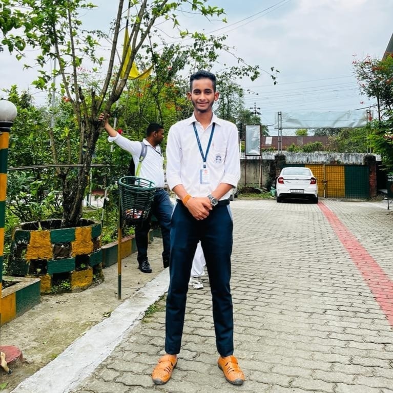 PrahladBharali's tweet photo. Am I looking good guys? 😇
#CollegeTime
#NewProfilePic https://t.co/IBBRtV9TCm