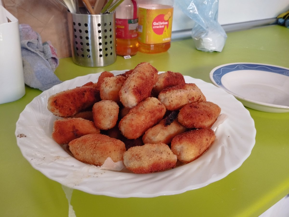 gregorioferva's tweet photo. Las alumnas del grupo de tarde del #GradoMedio de Atención a Personas en situación de dependencia han preparado unas ricas croquetas y una tarta de queso para su examen de cocina dentro del módulo Apoyo domiciliario. ¡Qué buena pinta!
#SomosGregorio #ConoceGF #APSD_GF https://t.co/lv6PJSFZuh