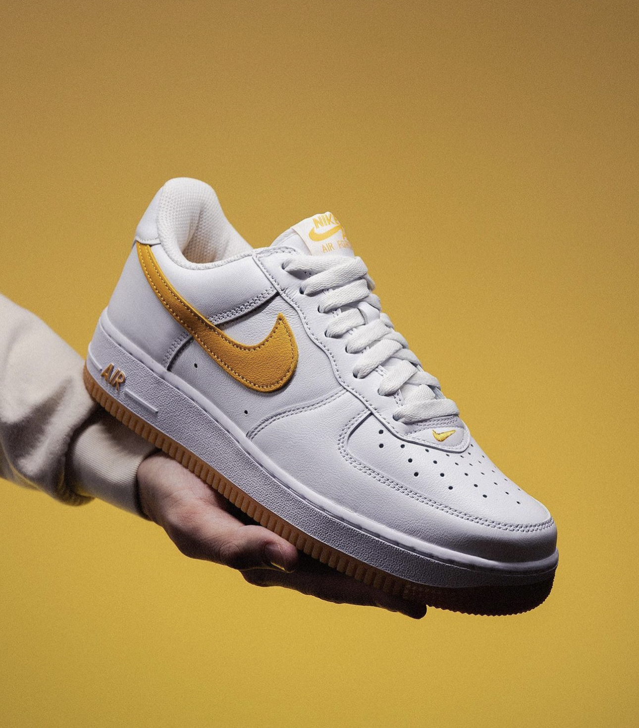 Air force 1 top low white university gold