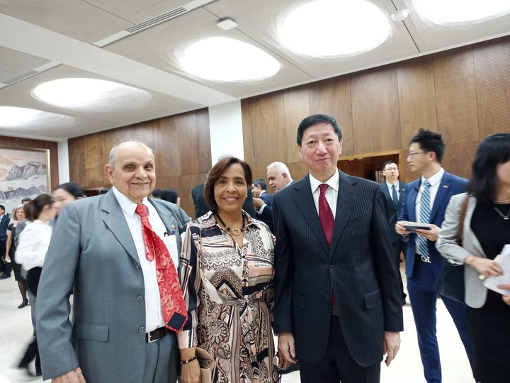 Con el embajador Wu Haitao en la conmemoración del 50 aniversario de las relaciones España-China, una trayectoria de beneficios compartidos.
