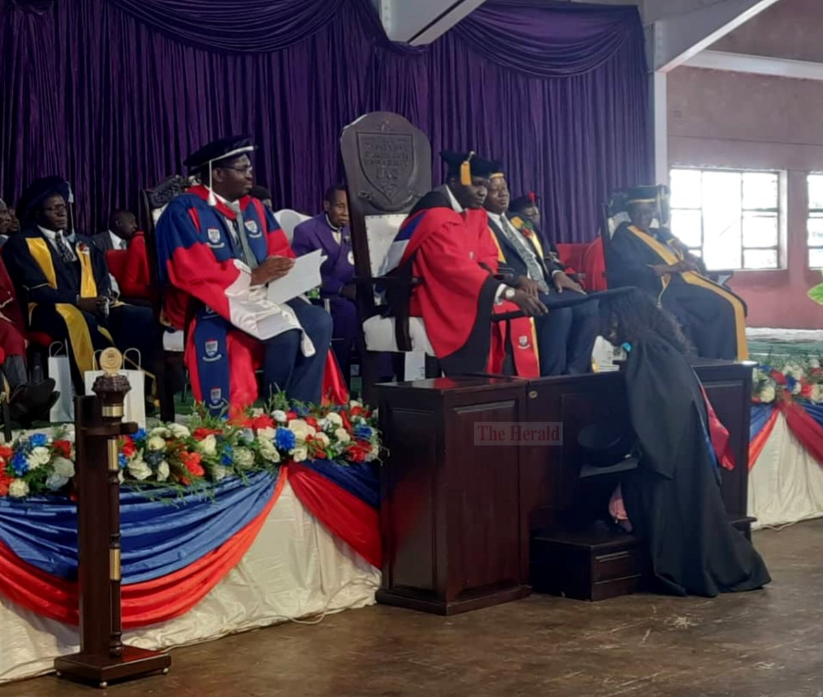 HeraldZimbabwe's tweet photo. Over 650 graduands are being capped at the Zimbabwe Ezekiel Guti University (ZEGU) 7th graduation ceremony in Bindura. 
Female students constitute the biggest number of graduands, 462.
📸: @flupande https://t.co/zl58fLew2u