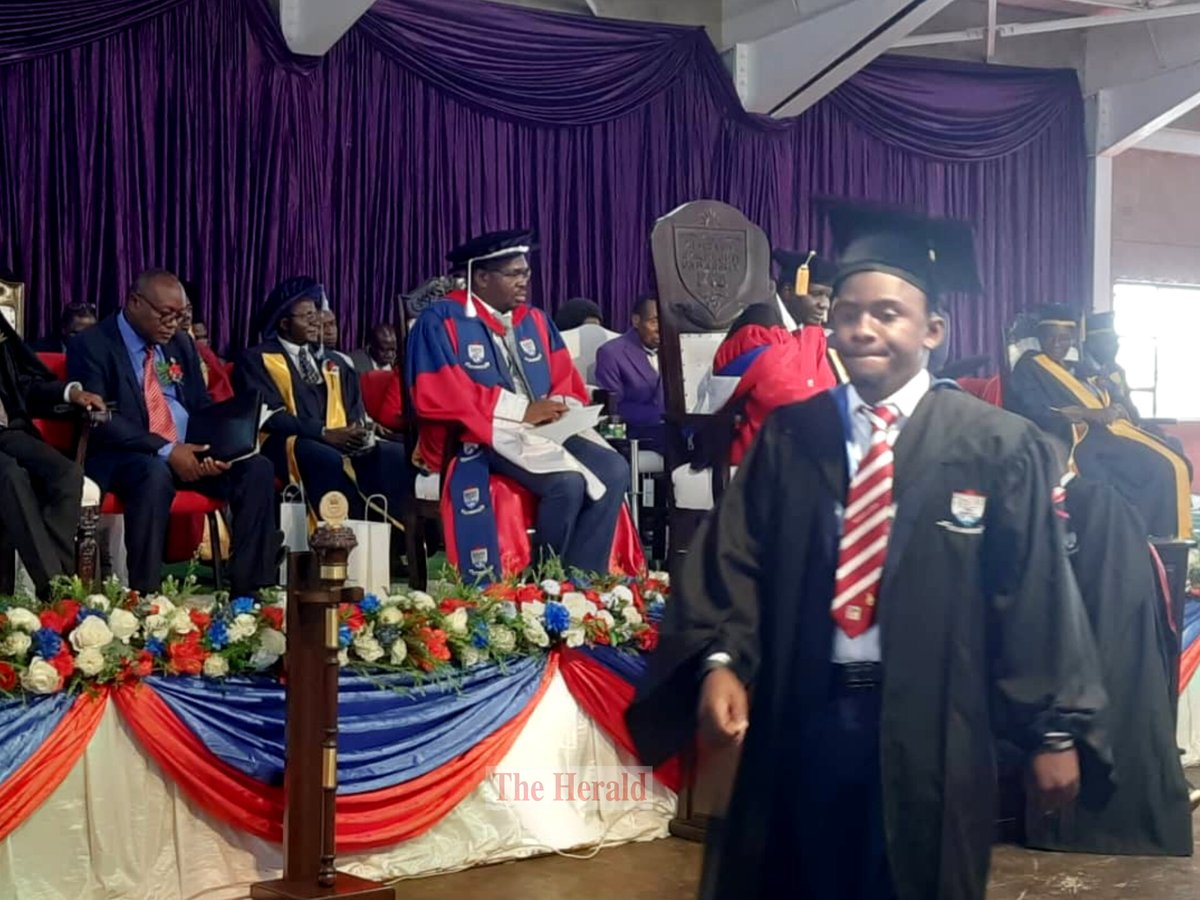 HeraldZimbabwe's tweet photo. Over 650 graduands are being capped at the Zimbabwe Ezekiel Guti University (ZEGU) 7th graduation ceremony in Bindura. 
Female students constitute the biggest number of graduands, 462.
📸: @flupande https://t.co/zl58fLew2u