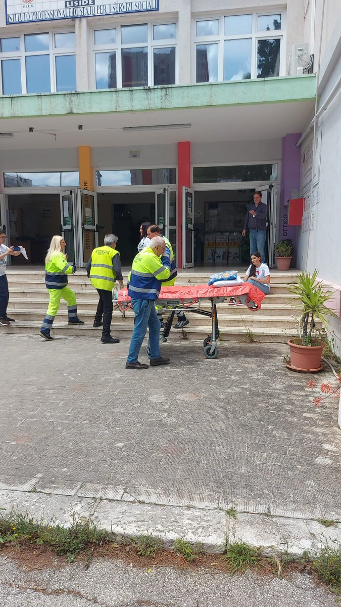 LisideTaranto's tweet photo. La #sicurezza a scuola:  prova di evacuazione con simulazione di un attentato terroristico con pacco bomba @ComuneTaranto @RegionePuglia @MIsocialTW @G_Valditara https://t.co/30KnyRoO35