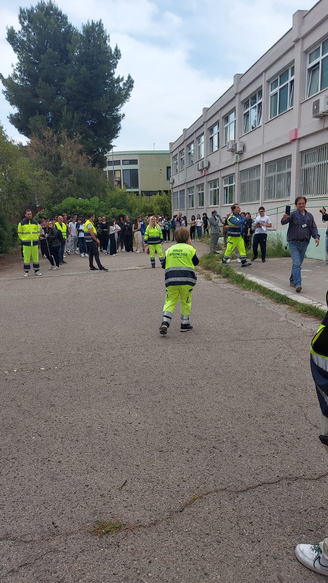 LisideTaranto's tweet photo. La #sicurezza a scuola:  prova di evacuazione con simulazione di un attentato terroristico con pacco bomba @ComuneTaranto @RegionePuglia @MIsocialTW @G_Valditara https://t.co/30KnyRoO35