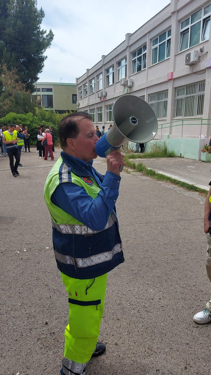LisideTaranto's tweet photo. La #sicurezza a scuola:  prova di evacuazione con simulazione di un attentato terroristico con pacco bomba @ComuneTaranto @RegionePuglia @MIsocialTW @G_Valditara https://t.co/30KnyRoO35